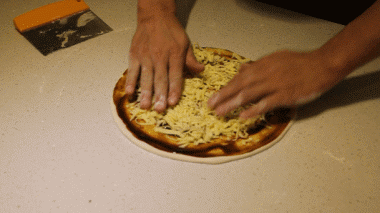 自己做美食视频(原标题：How to Make Homemade Pizza from Scratch新标题：自制薄饼披萨，从零开始制作)