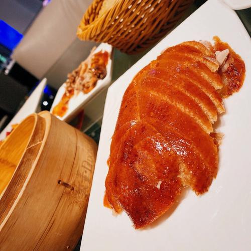 实拍美食图片(【美食探店】口感鲜美，香气四溢！这家店的烤鸭绝对值得一试！)