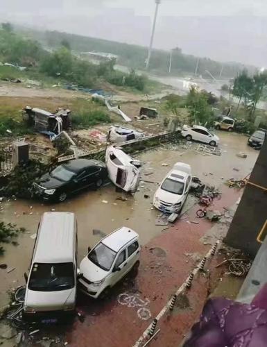 莘县龙卷风掀翻汽车(莘县龙卷风肆虐：汽车被掀翻)