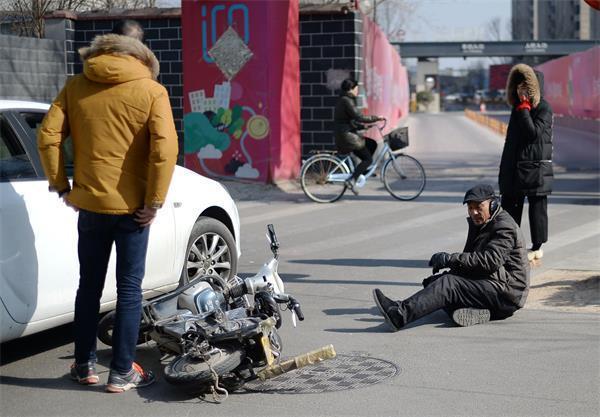 汽车被5名小孩蹦跳踩踏多处受损(五名小孩蹦跳踩踏汽车，车身遭受多处损坏)