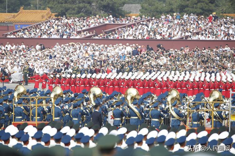 外媒评价中国阅兵(China receives high praise for its impressive military parade.)