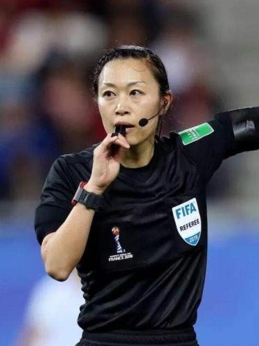 日本女裁判亮相世界杯(女性裁判首次亮相世界杯场！)